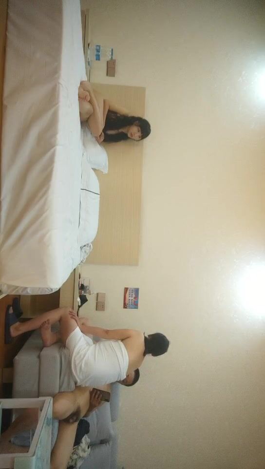 2022-8-25【换妻传媒】约巨乳夫妻4P交换，精彩继续，双女舔屌主动骑乘，爆操看谁射的快