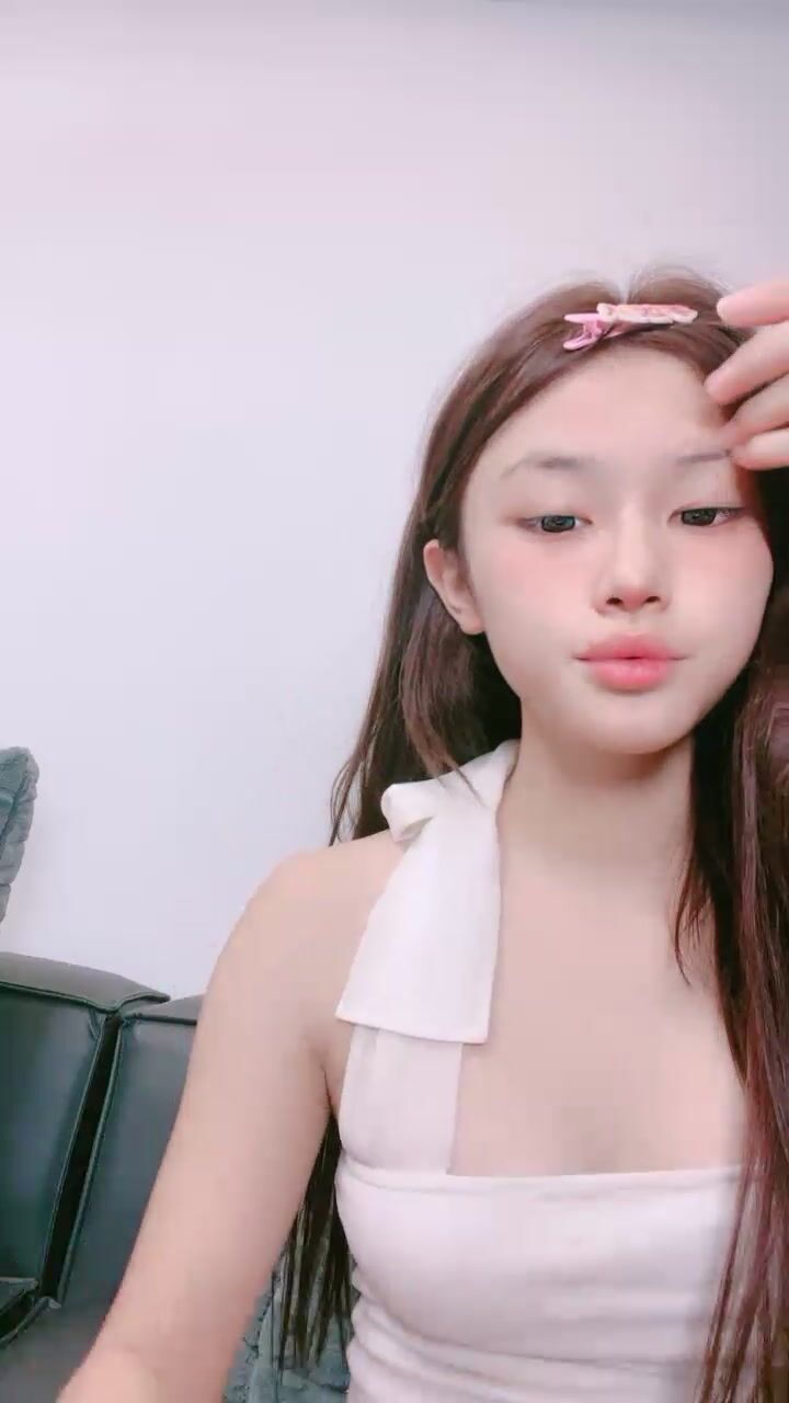 乖巧甜美邻家妹妹！白嫩奶子极品肥穴！脱下内裤掰穴，粉粉嫩嫩超紧致，翘起屁股极度诱惑