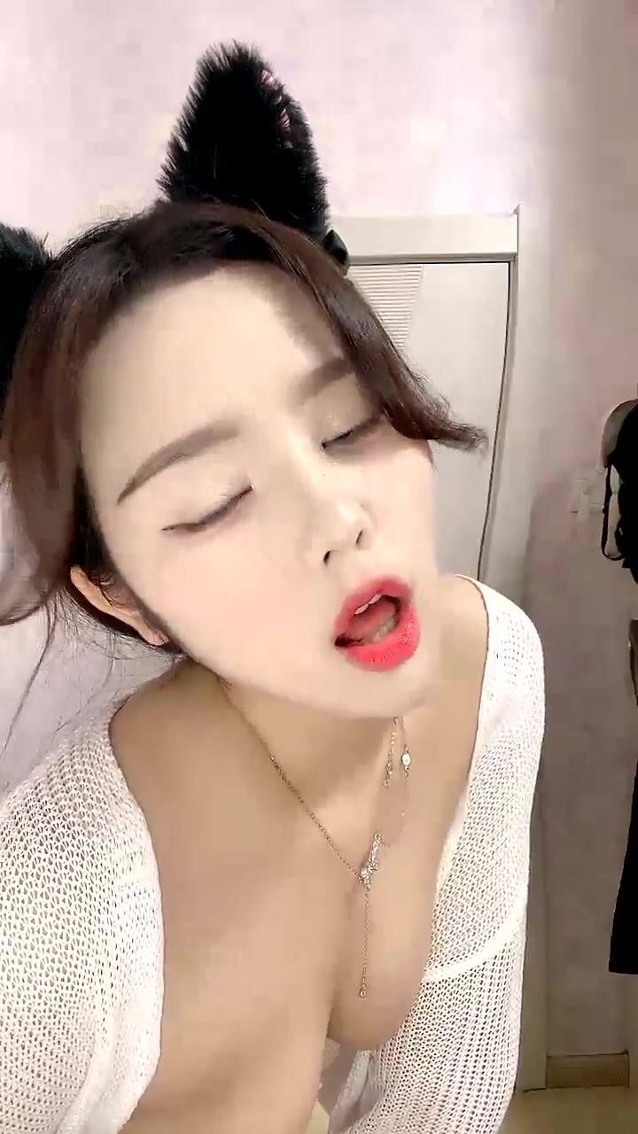 猫耳朵妹子模特身材长相甜美水晶大屌自慰插穴，骚气呻吟