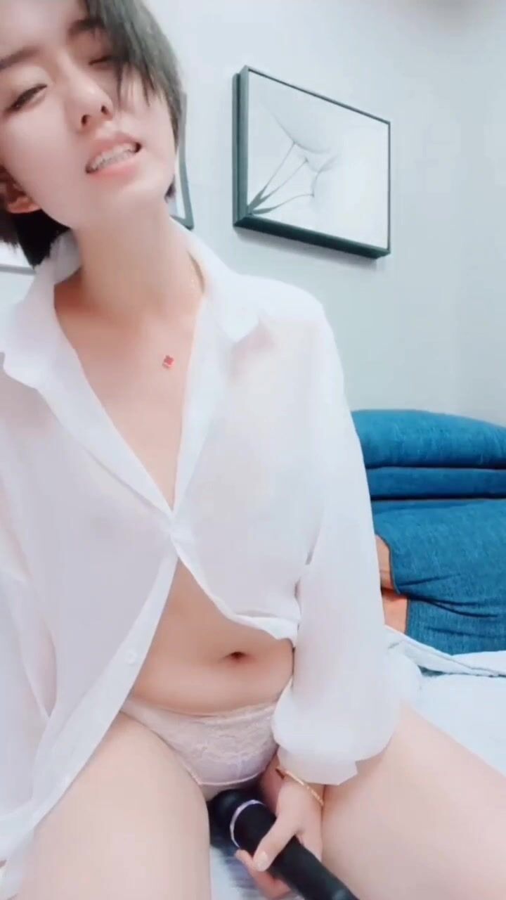 白衬衫短发少妇沙发上露脸自慰大黑牛刺激外阴娇小可爱全裸掰腿自慰刺激阴蒂