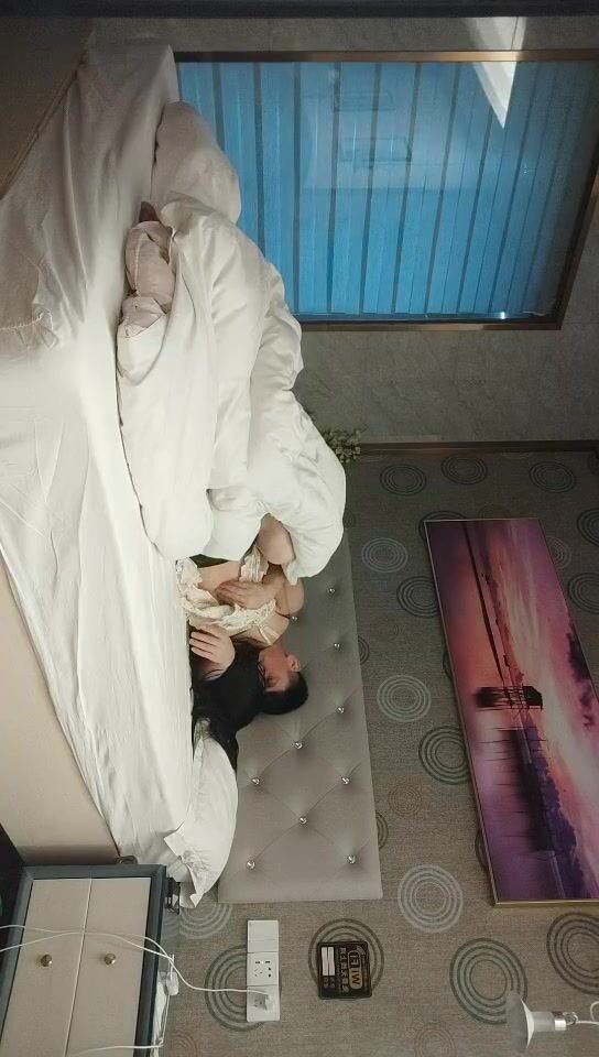 【無水印原版---新片速遞】2022.9.6 ，【恋歌】，网恋良家奔现，30岁寂寞小少妇，床上饥渴配合