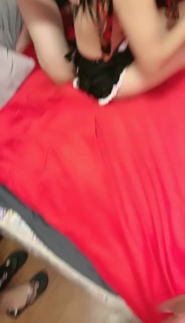 颜值御姐精彩演绎，全程露脸群P淫乱，AV级大作嘴里叼两根鸡巴下面还被舔逼