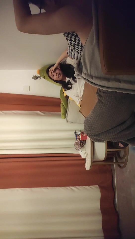 2022-9-8【尿哥威武霸气】约操良家少妇，沙发上激情操逼，深喉舔屌，张开双腿猛怼骚穴