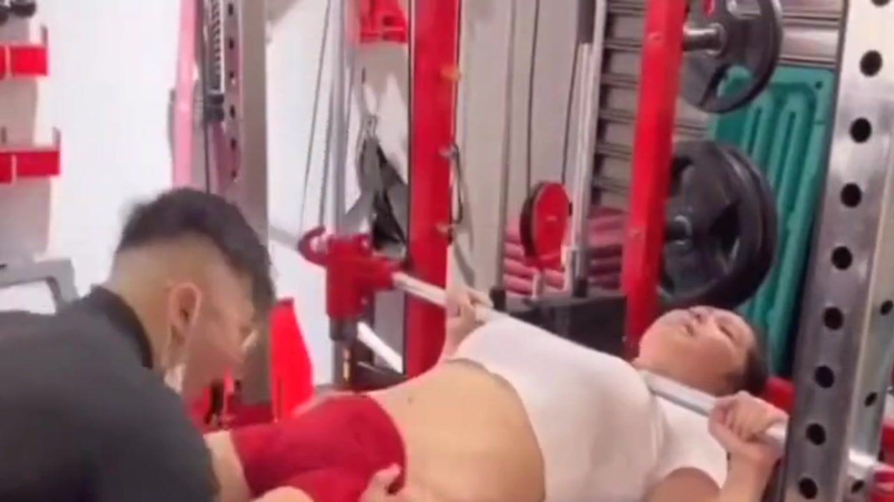 健身女学员 教练 我不行了 来啦 我忍你很久了 扒了裤子就开车 带汗味的运动逼就是香 操着也特紧