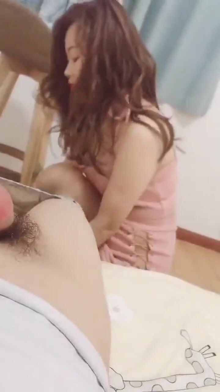 漂亮少妇偷情 小男友下班过来 进了房间就吃鸡要爱爱 大奶子 稀释毛鲍鱼 无套输出