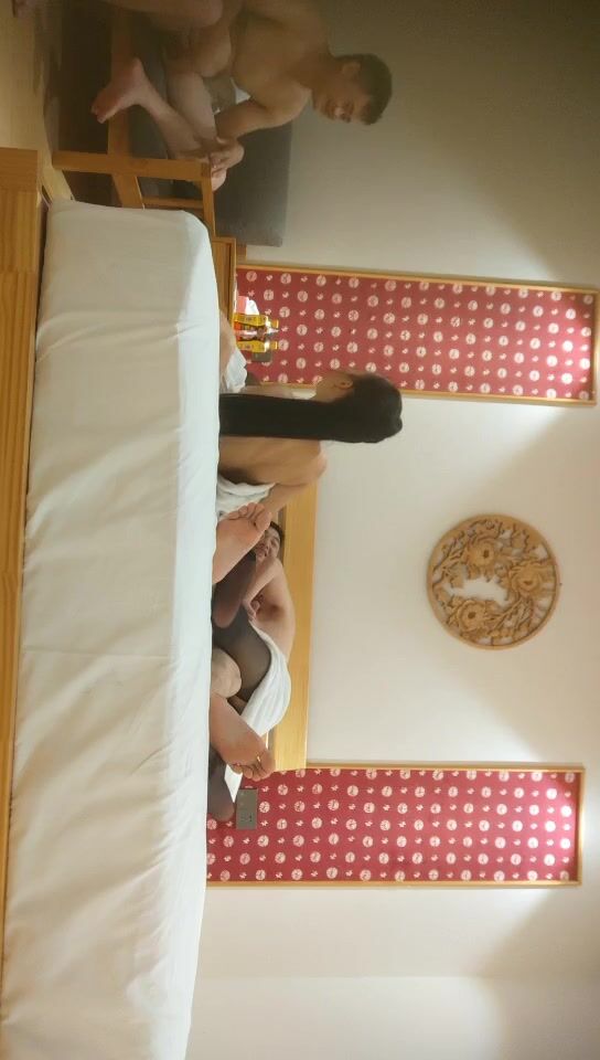 2022-9-17【换妻传媒】约一对中年夫妻4P交换，精彩继续，一人一个全力