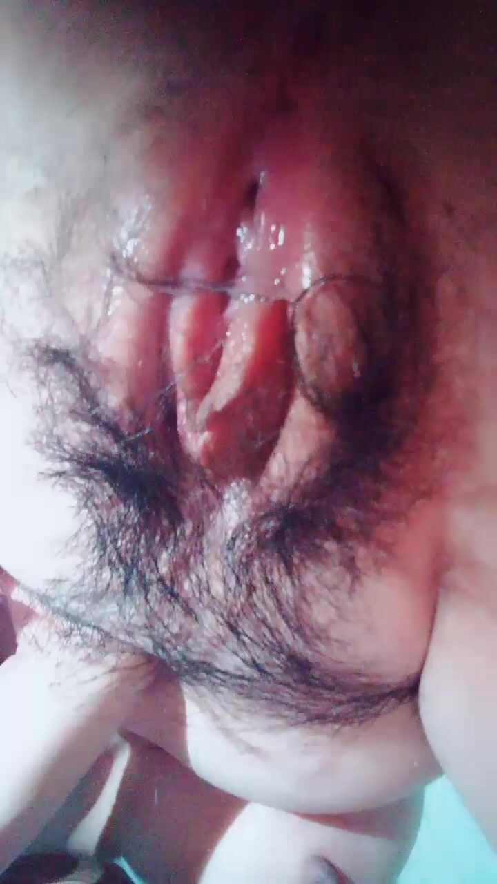 处女级新人，露脸诱惑这小嫩逼我是真喜欢，初来乍到自慰展示，看着逼逼里流出的白浆好刺激