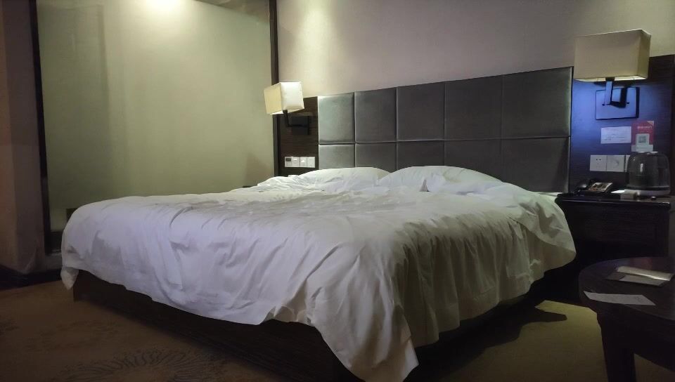 2022.10.1，【真实约良家】，28岁良家小姐姐，肤白毛长，情人相聚的时刻总是玩不够，娇喘香艳