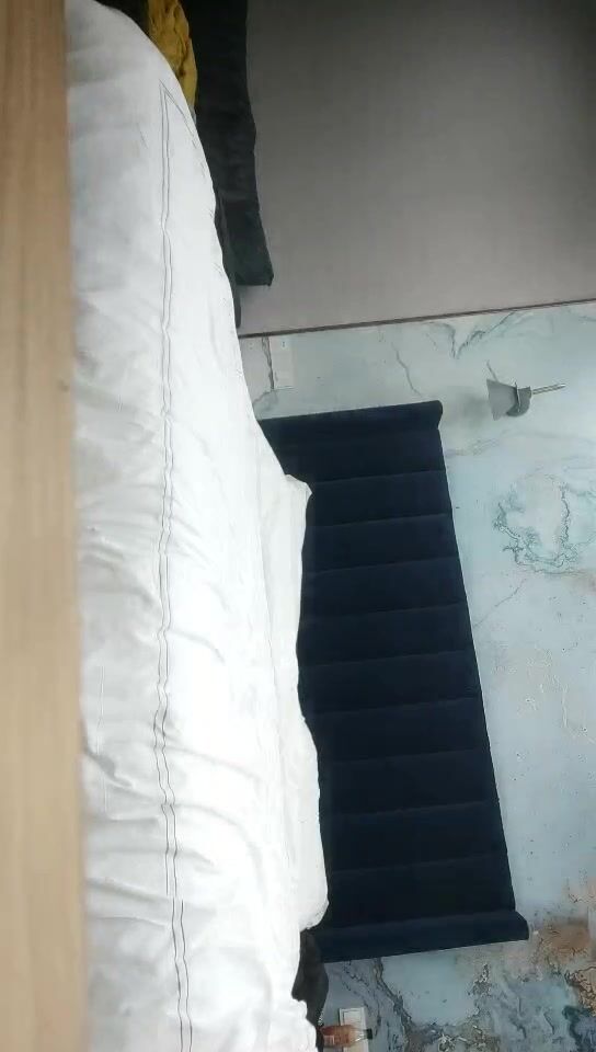 2022-10-3【无情的屌丶】豹纹内衣极骚御姐，镜头前吸吮大屌，网袜高跟鞋翘起屁股