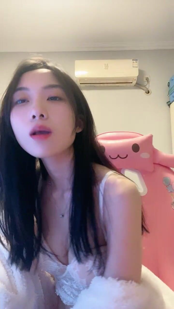 国产小美女全裸洗澡，回到卧室和男友啪啪做爱给男友打飞机女上位打桩