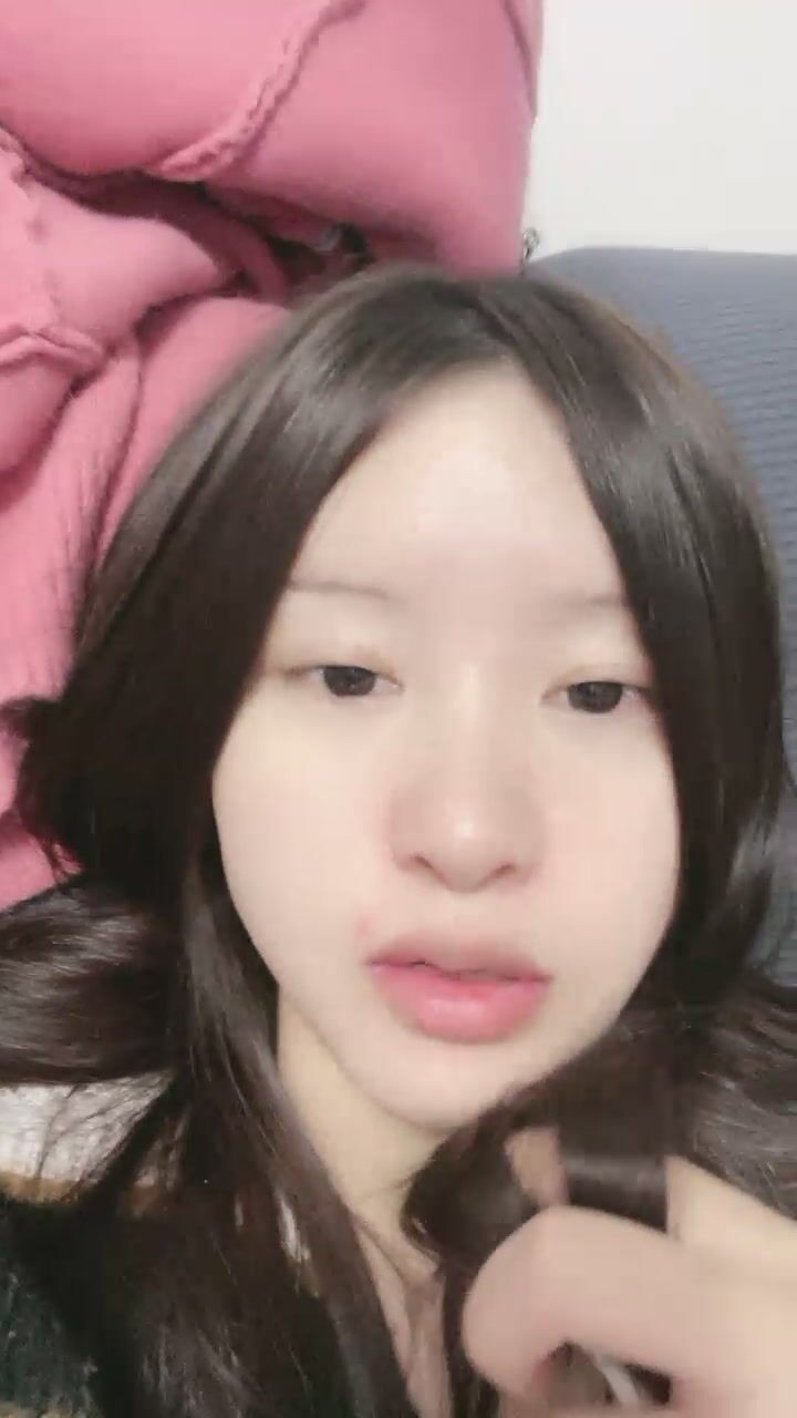 甜美乖巧邻家妹妹！聊的开心给大家看逼！特写小骚逼，毛毛比较砸乱，拨弄掰开家里没道具