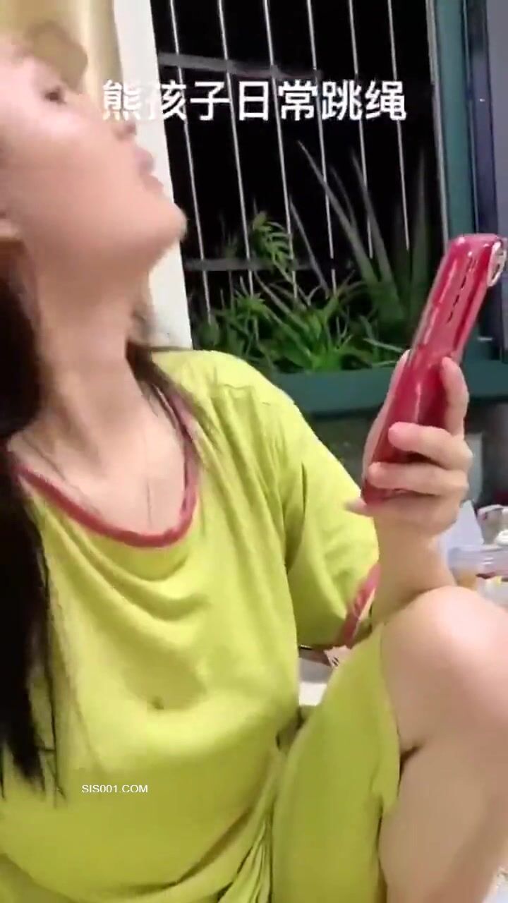 这些熊孩子年轻有为 前途无量啊 亲嘴没有能量 要摸奶子 才有能量 我不管我就摸