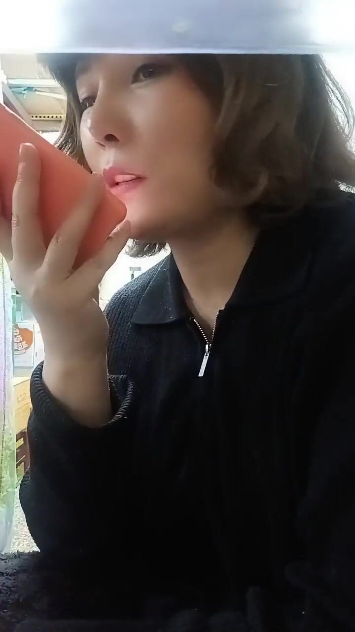 超市的风骚老板娘在顾客挑选货物的时候跟小哥在后面加班啪啪给狼友看