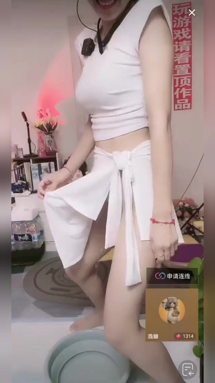某音女主播pk惩罚 直接露逼 现在直播都这么直接了吗 看到一只大鲍鱼飞到你面前 伴随着那两叫声 让我上头