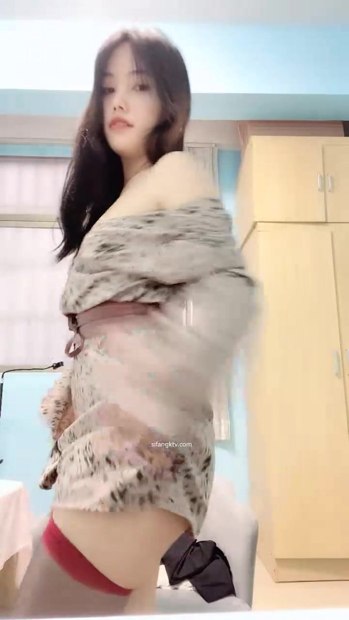 【菲娅】19岁学生妹 完美露脸~蜜桃美臀~脱衣露出白皙大奶~手持AV震动棒插穴震击淫穴