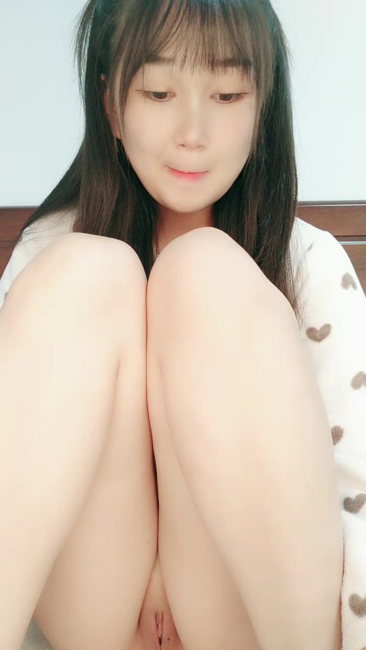 圆圆脸清纯小妹妹！一脸呆萌自慰秀！无毛干净小穴，玻璃棒插入猛捅，特写视角极度诱惑