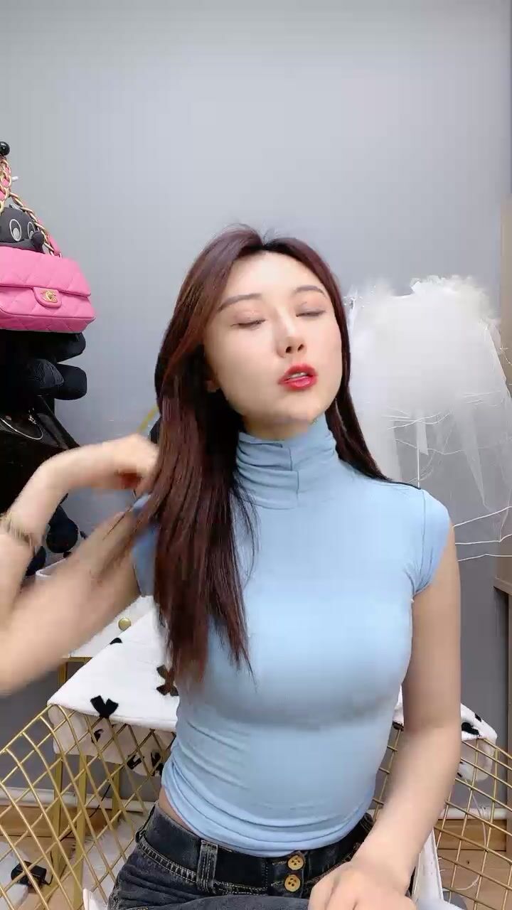 腿模网红女神！超性感！牛仔裤高跟鞋，扭腰摆臀腿玩年，脱下内裤操我大屁股，按摩器震动呻吟