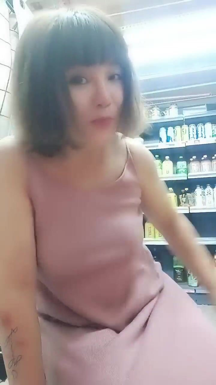 超市老板娘在店里偷偷的骚，全程露脸店里来人了都不知道，还给狼友看奶子和逼呢，开档黑丝夹着跳蛋漏着奶子