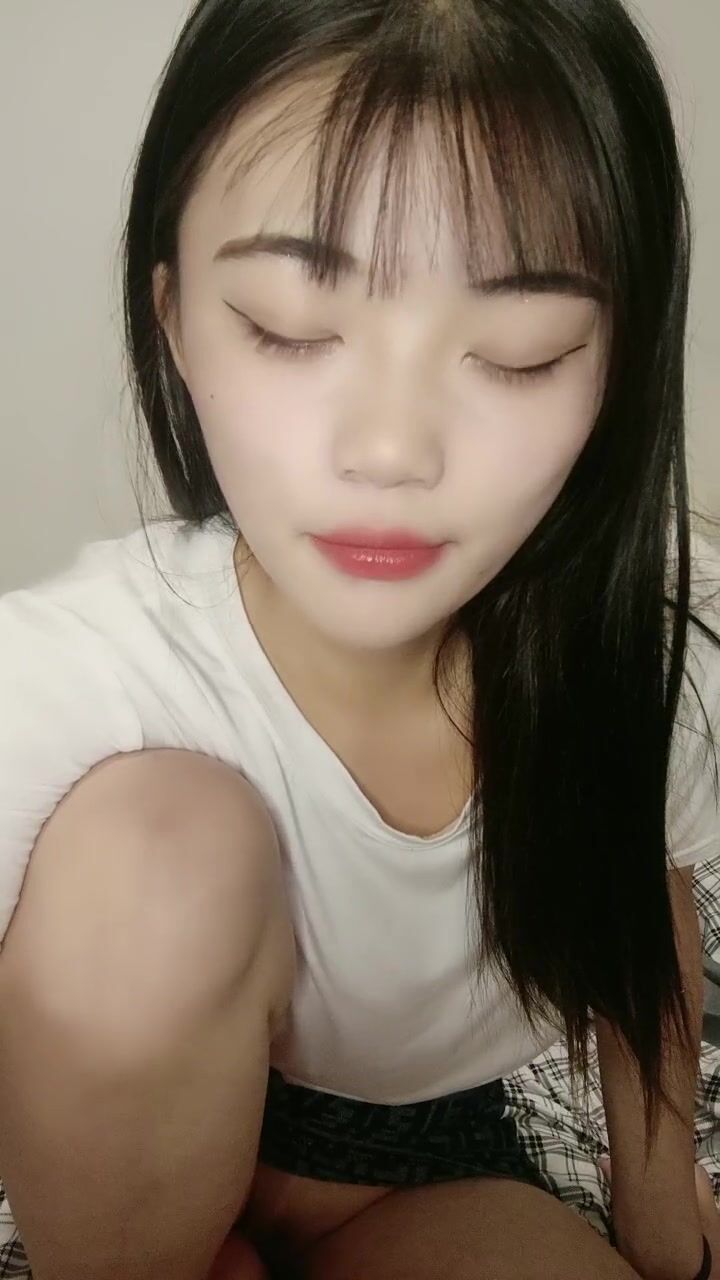 瑶瑶想喝奶露脸小骚逼带来的精彩大秀，真空装性感的骚穴在狼友的指挥下脱光，道具抽插跳蛋摩擦搞到高潮喷水