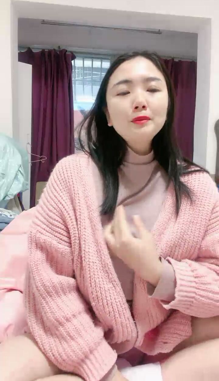 人妻御姐少妇美艳诱人，大奶子控制不住要从衣服里漏出来，礼物轰炸下脱光了诱惑狼友，揉骚奶子展示特写逼逼