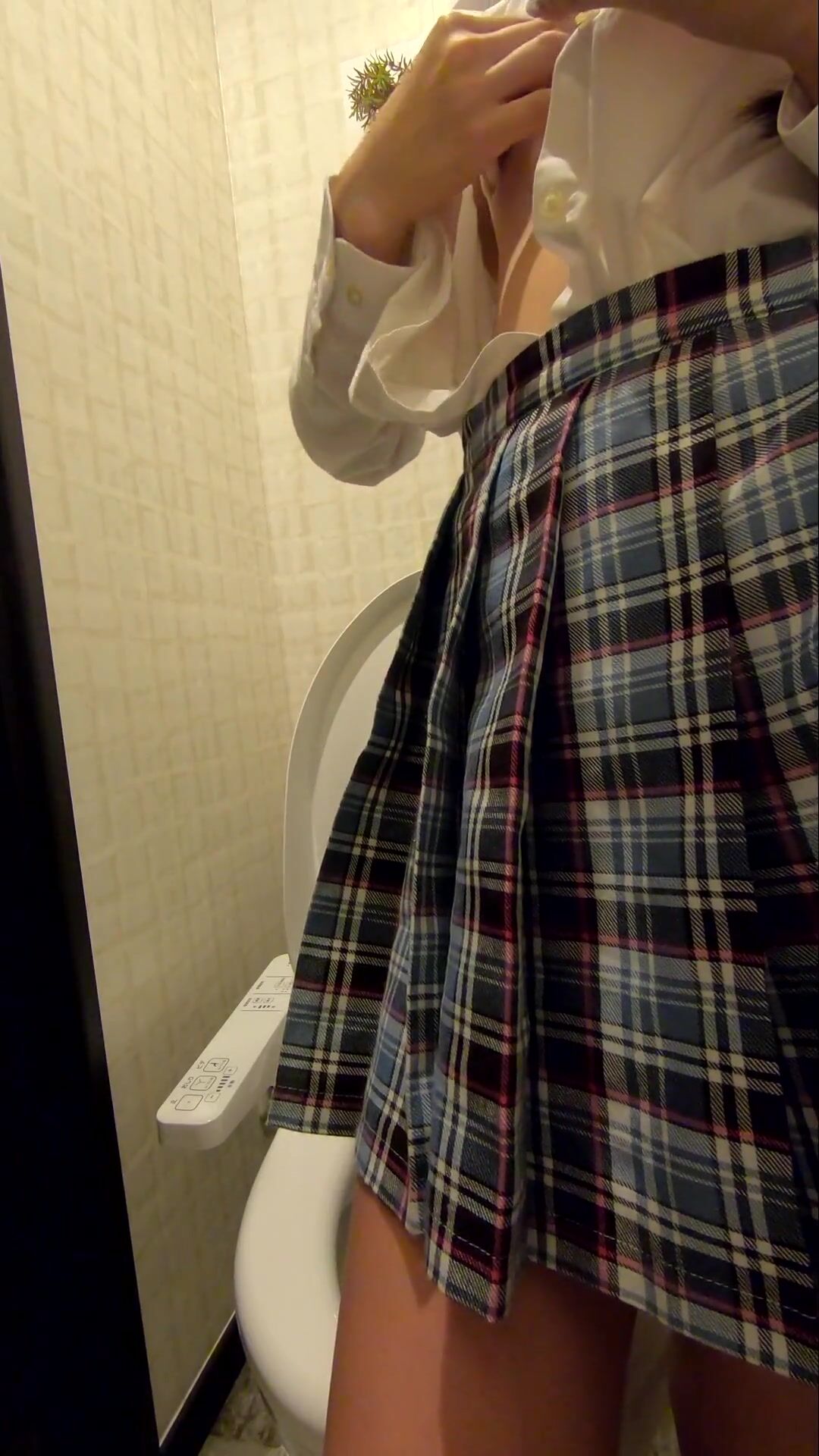 【精品TP】外站盗摄流出 记录居家JK制服小妹寂寞难耐 在马桶上抠逼自慰5