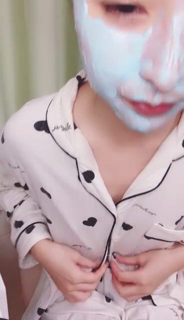 精品推荐！干净白虎美穴！极品尤物女神，护肤完展示一波，白嫩皮肤无毛美穴，掰穴特写低低呻吟