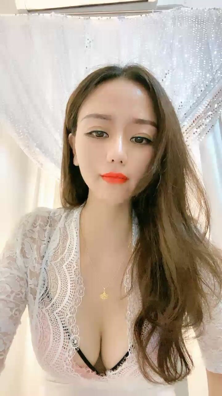 大波浪极品美御姐！修长美腿包臀裙！翘起美臀地上假屌抽插，穿上性感丝袜高跟鞋，极度诱惑完美