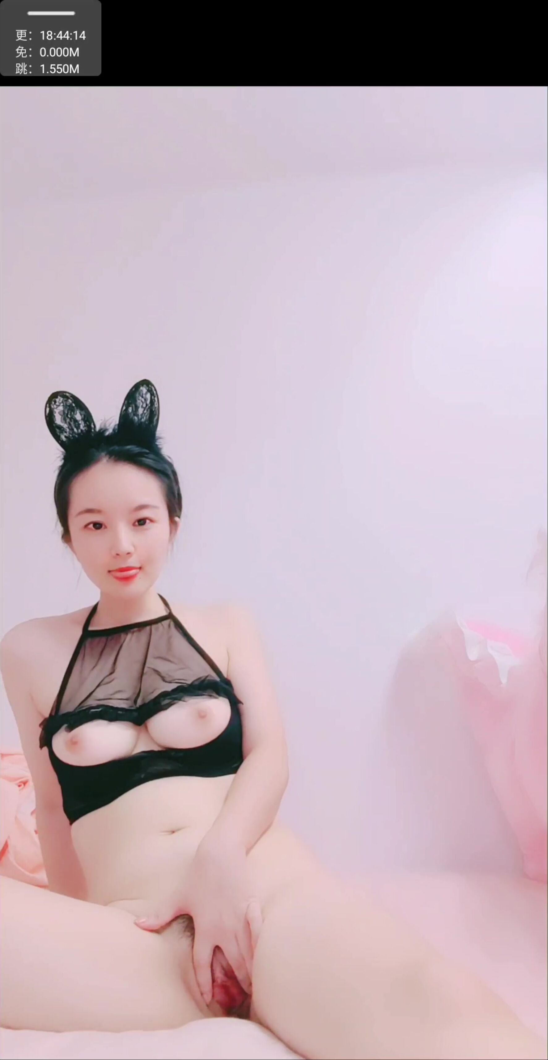 气质模特猫耳朵，一个人露脸自慰掰穴特写超粉鲍鱼有白带流出