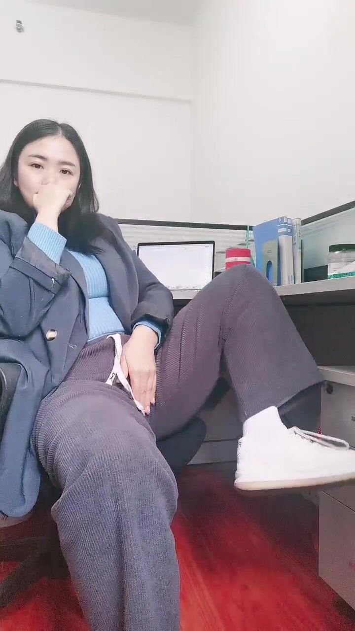 迷人的大宝贝上着班也要陪狼友发骚，刺激到受不了办公桌前漏出诱人的大奶子，上个厕所也要展示揉奶玩逼尿尿