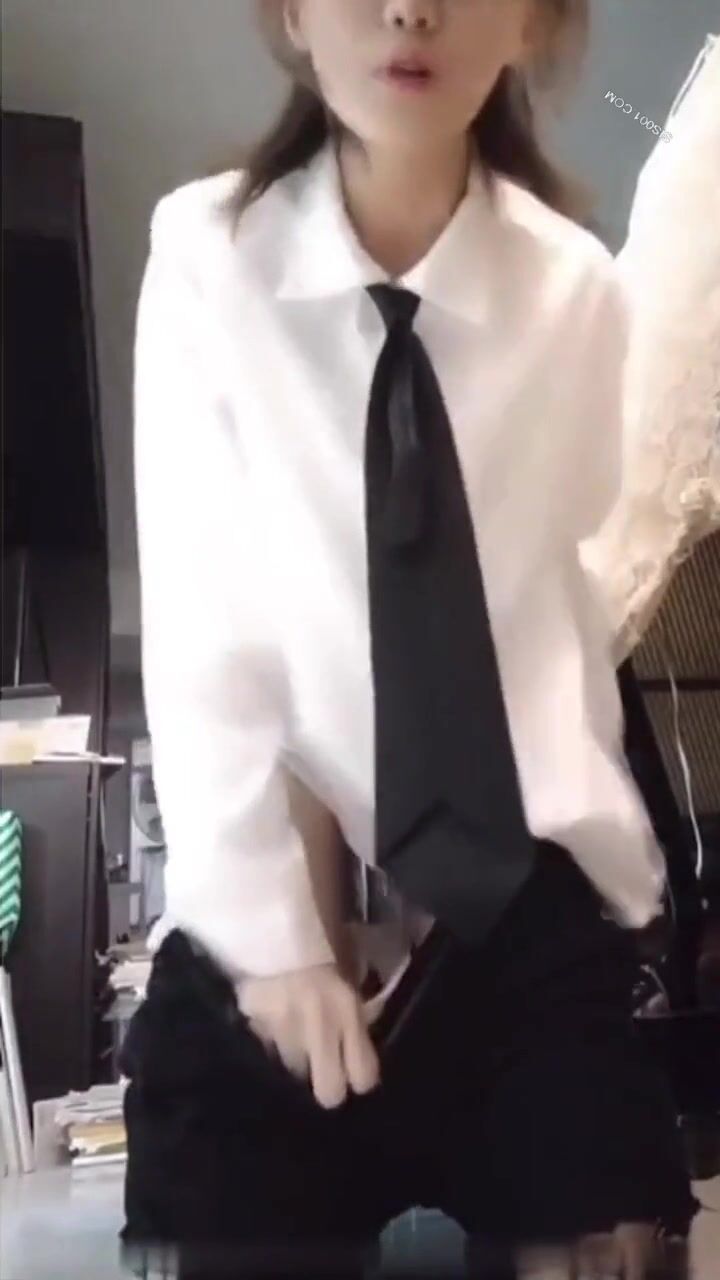 现场翻车 你也是个干净的学生 为什么要变成老鼠人举报的对象 清纯漂亮美眉被忽悠露逼紫薇 妈妈火速回家砸门 一顿臭骂