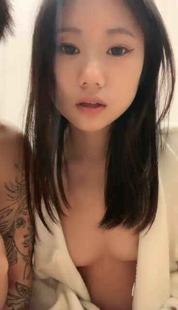 端庄女友热恋中的小情侣日常无套做爱，大屌进出，快点插，射在在外阴上年轻一会再战