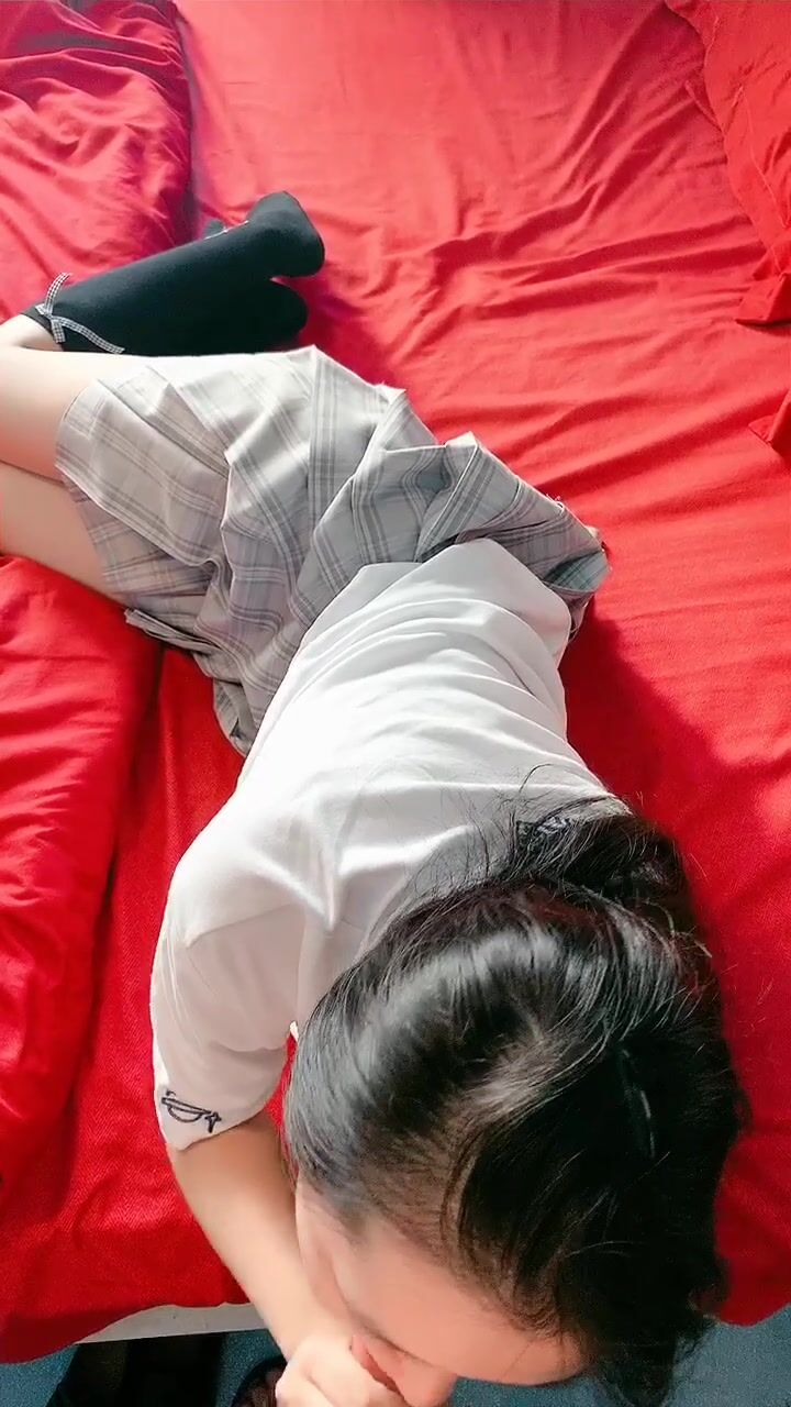 独生子女-小千金-JK制服来约会 刚开苞没多久的美穴，肉肉的真舒服！