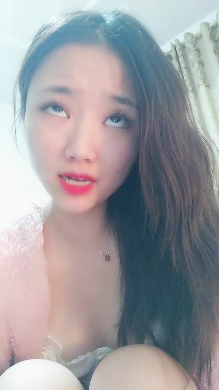 甜美可爱又性感的女大学生放假在家挣外快玩黄播，全程露脸深夜洗澡诱惑，把逼逼洗干净特写