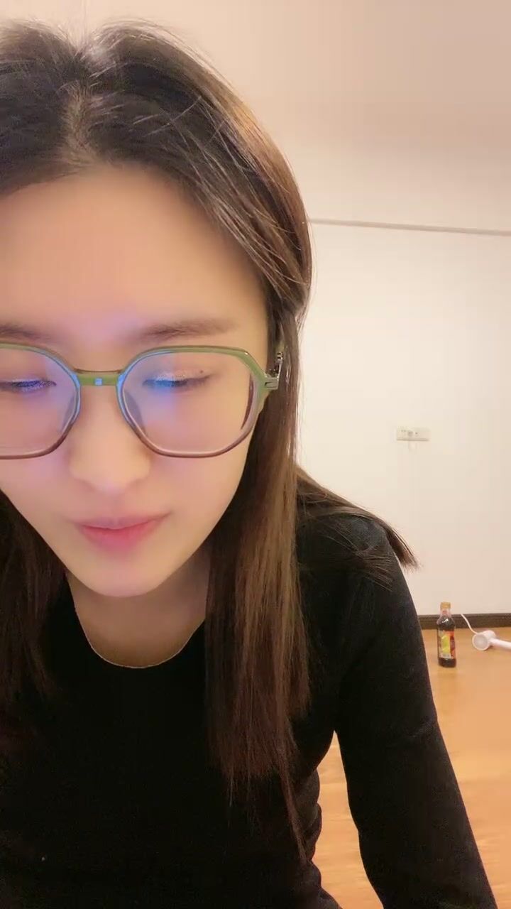 清纯眼镜小姐姐初下海！甜美性格好！半脱下内裤特写掰穴，跪在床上翘起屁股，全裸小秀一波