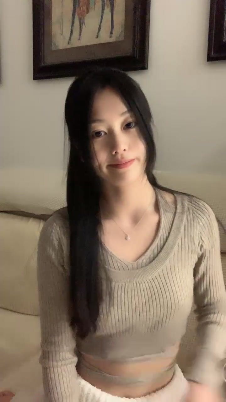 颜值区女神！外表文静很漂亮！给大家小露一波，撩起衣服贫乳，换装衬衣，半脱下内裤性感美臀