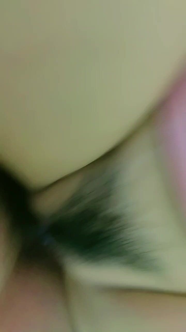 居家小少妇真骚，露脸伺候大哥舔鸡巴舔蛋蛋，舔大哥耳朵好痒，激情上位还要舔大哥乳头，让大哥爆草干到射