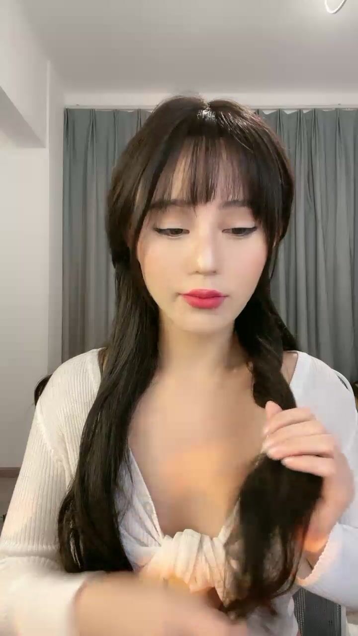 极品尤物！爆乳网红女神！细腰美腿SM情趣吊带，翘起美臀抖动，椅子上M腿，自摸揉搓小穴，娇喘极度诱惑