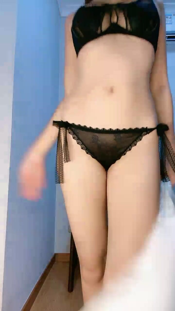 170CM九头身！大波浪顶级美御姐！吊带黑丝袜尿尿，椅子上超近视角插穴，翘起屁股掰开骚穴