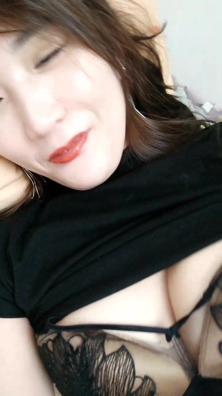 韵味十足的尤物骚货，卧室中被猥琐男推到舔逼，道具自慰，打飞机口硬女上位啪啪