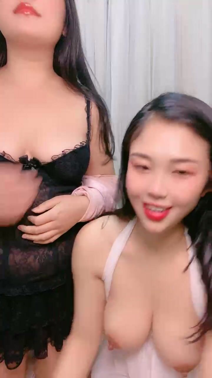 双生姐妹花全程露脸大秀直播，大奶肥臀骚逼特写展示，道具抽插舔弄妹妹骚穴，互相摩擦浪叫呻吟不止精彩刺激