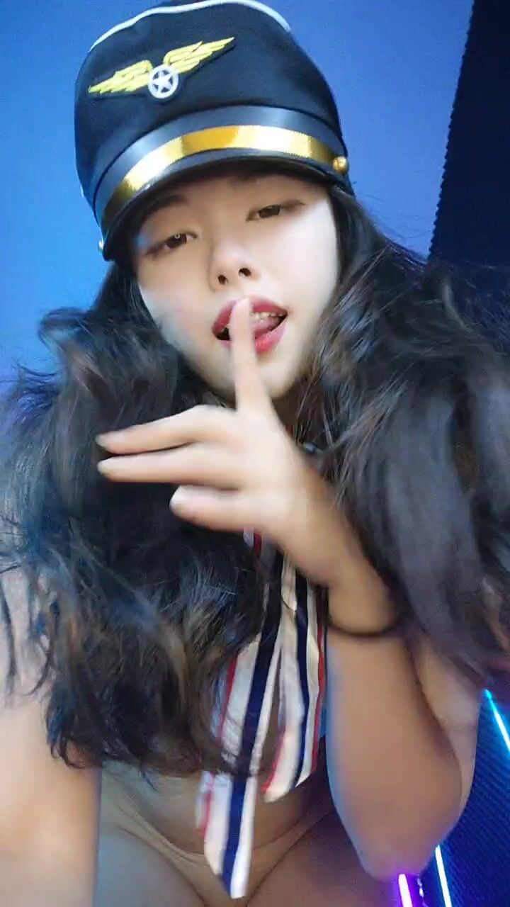 钢管舞女神的诱惑，制服高跟露脸无毛白虎逼性感好身材精彩大秀直播，揉奶玩逼激情艳舞看的旁边小哥受不了