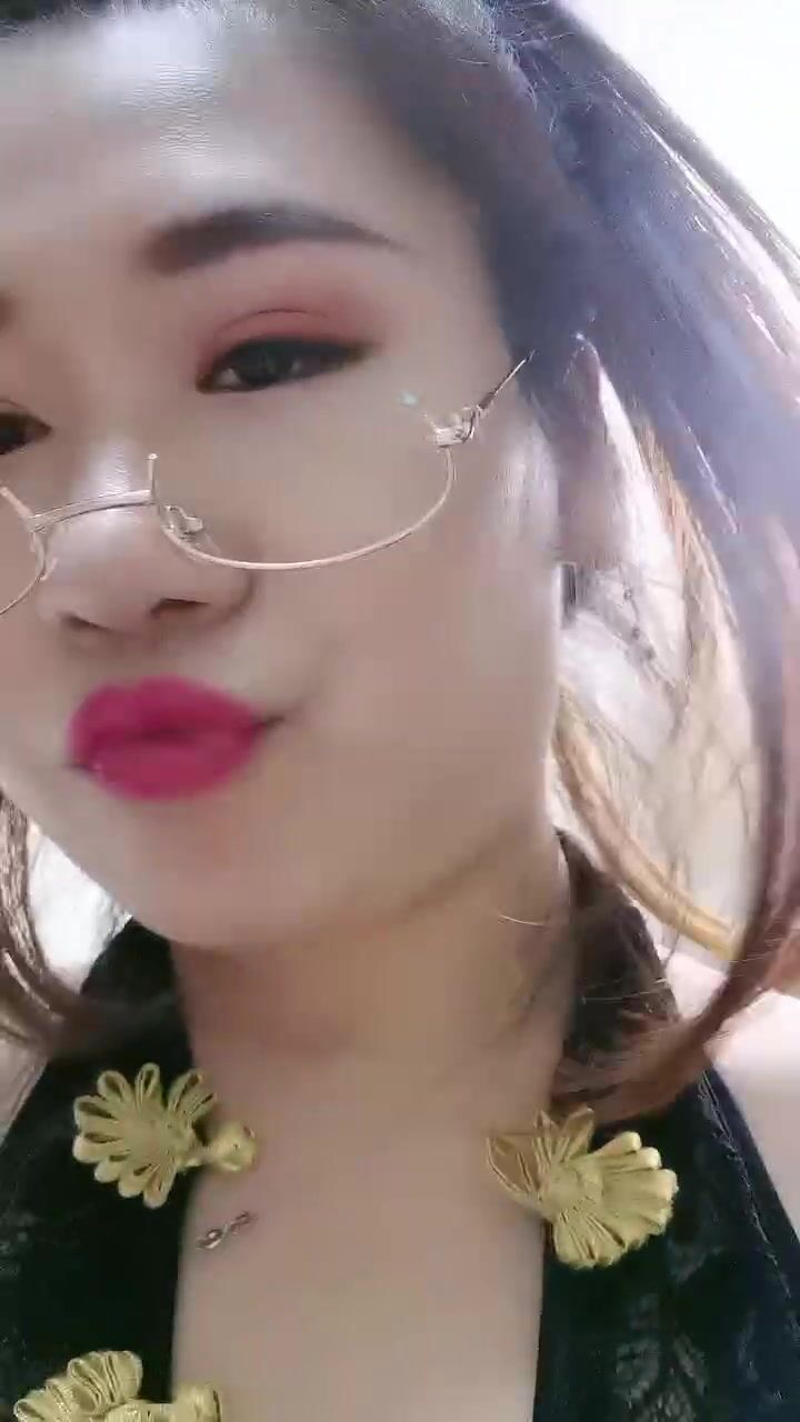 骚气老主播，露脸足交道具，手指掰穴，特写蝴蝶逼女上位插入道具一刺激白浆好多