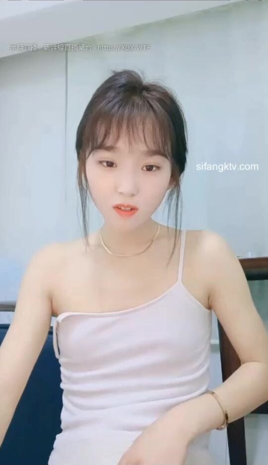 如此清纯又漂亮的嫩妹子，竟然还能这么玩，被猥琐大叔给操了，还被爆菊！一整串珠子能全部塞进B里