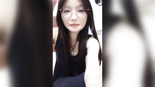 新人初下海！文静甜美眼镜妹！观众强力要求秀一波，脱光光拿出假屌，抽插骚穴高潮流白浆