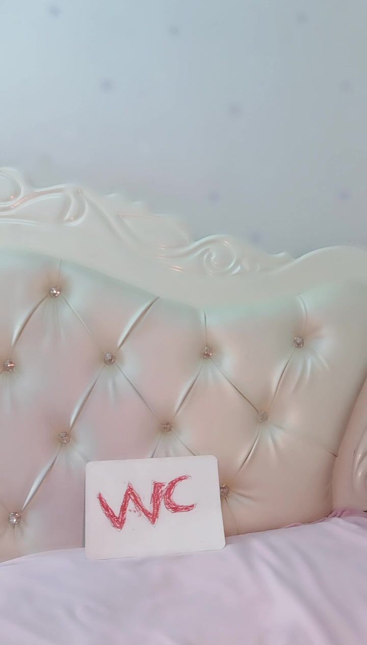 甜美说话温柔美女！给大家秀一场！脱下丝袜粉嫩小穴，跳蛋塞入特写，翘起美腿手指后入