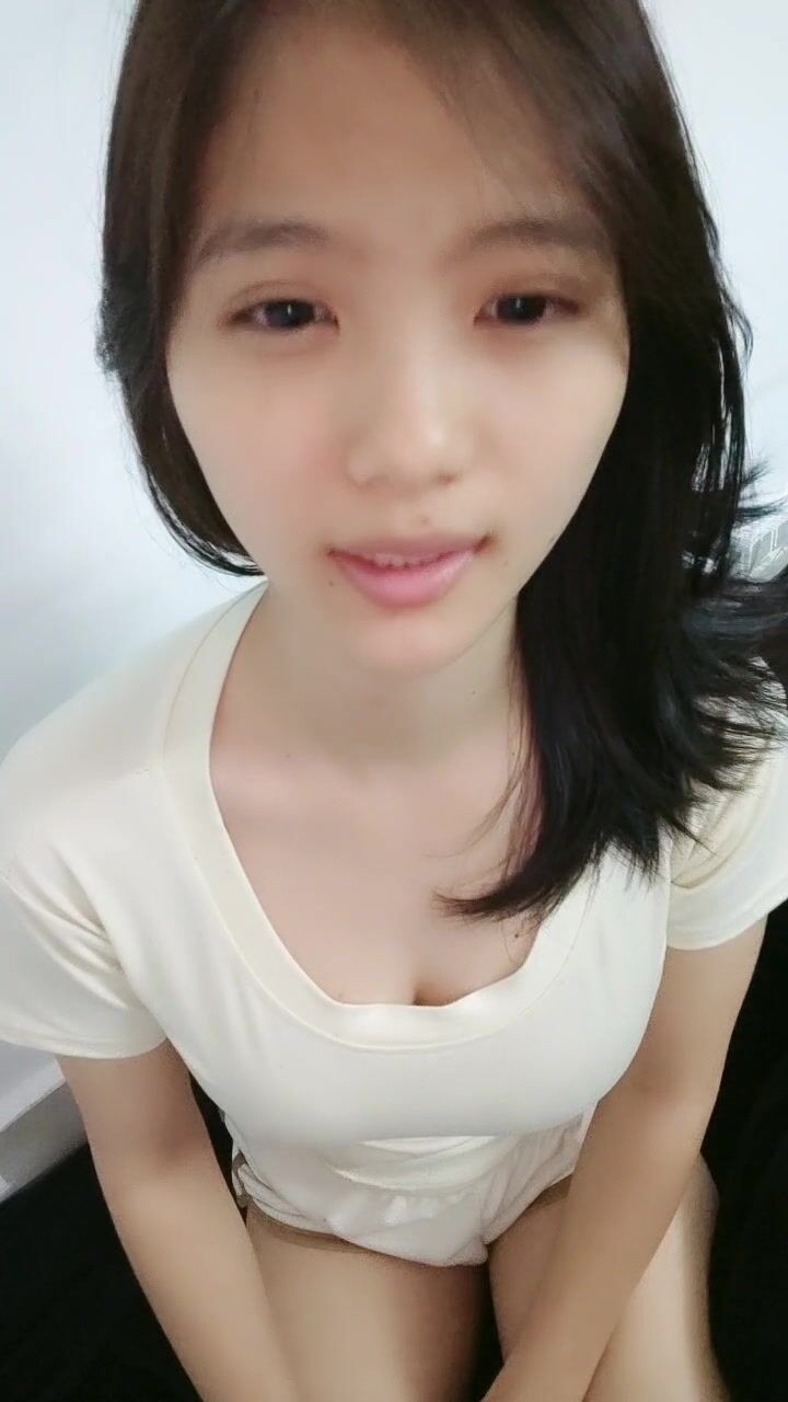 清纯素颜小妹露脸想让狼友们的礼物，听指挥脱光了展示，性感的奶子好诱人，掰开逼逼给狼友看，自慰呻吟刺激