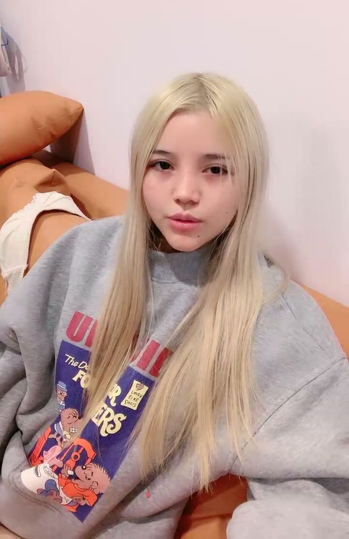 无毛逼黄毛小妹性感纹身露脸跟小哥激情啪啪直播给狼友看，口交大鸡巴激情上位让小哥吃奶子，抽着烟享受抽插