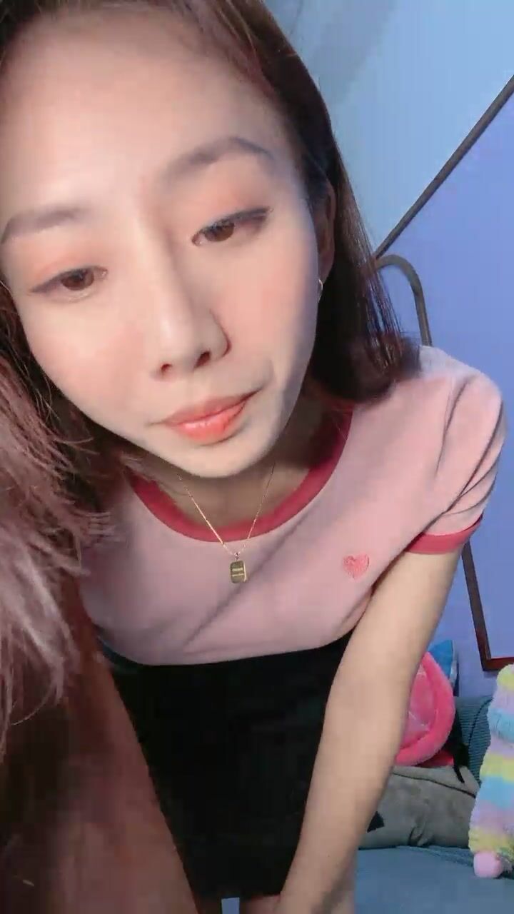 9分颜值女神！好久没播归来！舌吻舔屌口活一流，骑乘位肥臀往下砸，坐马桶上炮友刮逼毛