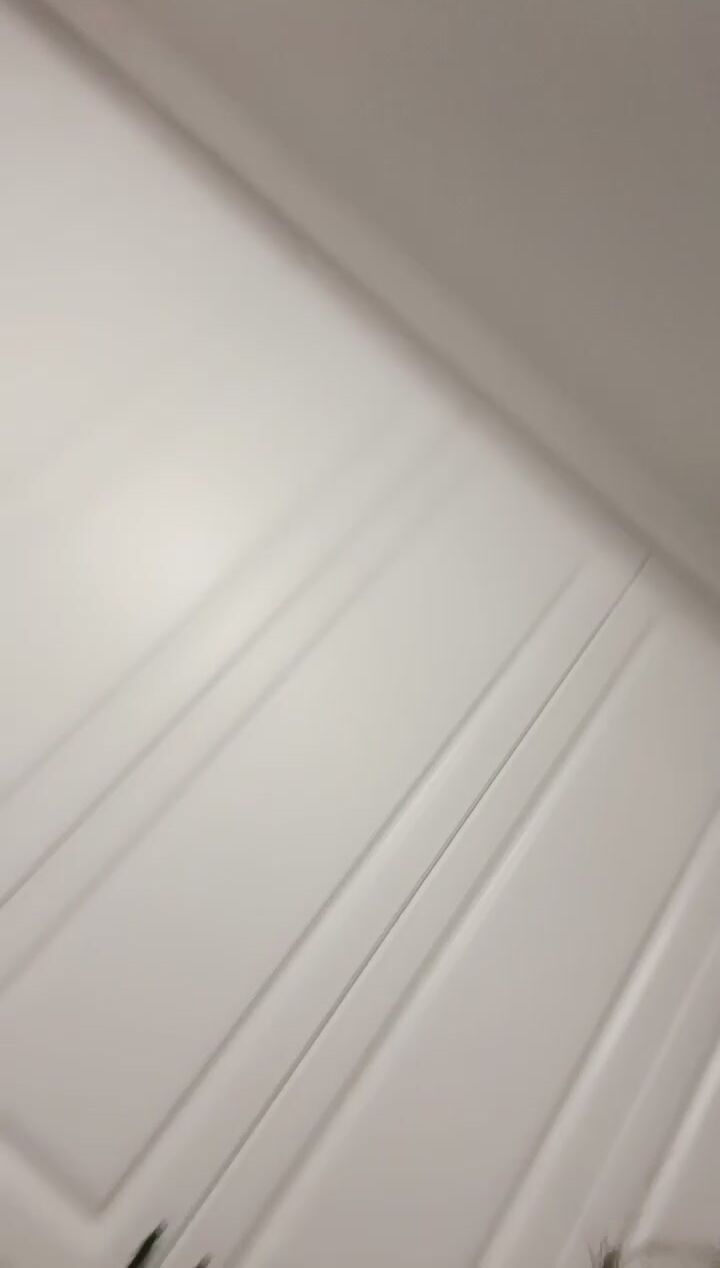 网红骚御姐性感诱惑！道具辣椒插穴！无毛骚逼磨蹭，搞得小穴湿湿，表情一脸享受