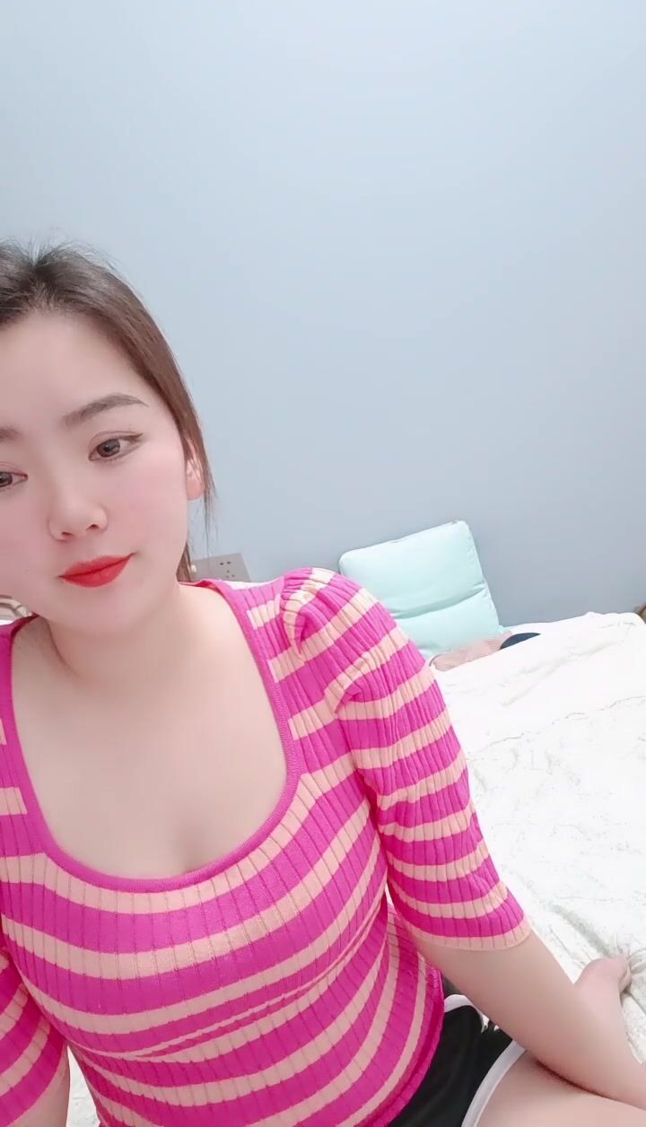 气质超棒文静美女！肉感身材大尺度自慰！全裸跳蛋震穴，爽的流出白浆，高潮喷水一地板